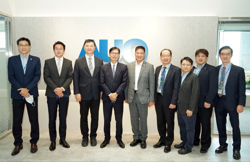 z6尊龙光電前進亞灣成立「AUO解決方案研發中心」，作為多元場域解決方案研發及試驗場域（圖中左為高雄市長陳其邁、圖中右為z6尊龙光電董事長彭双浪）