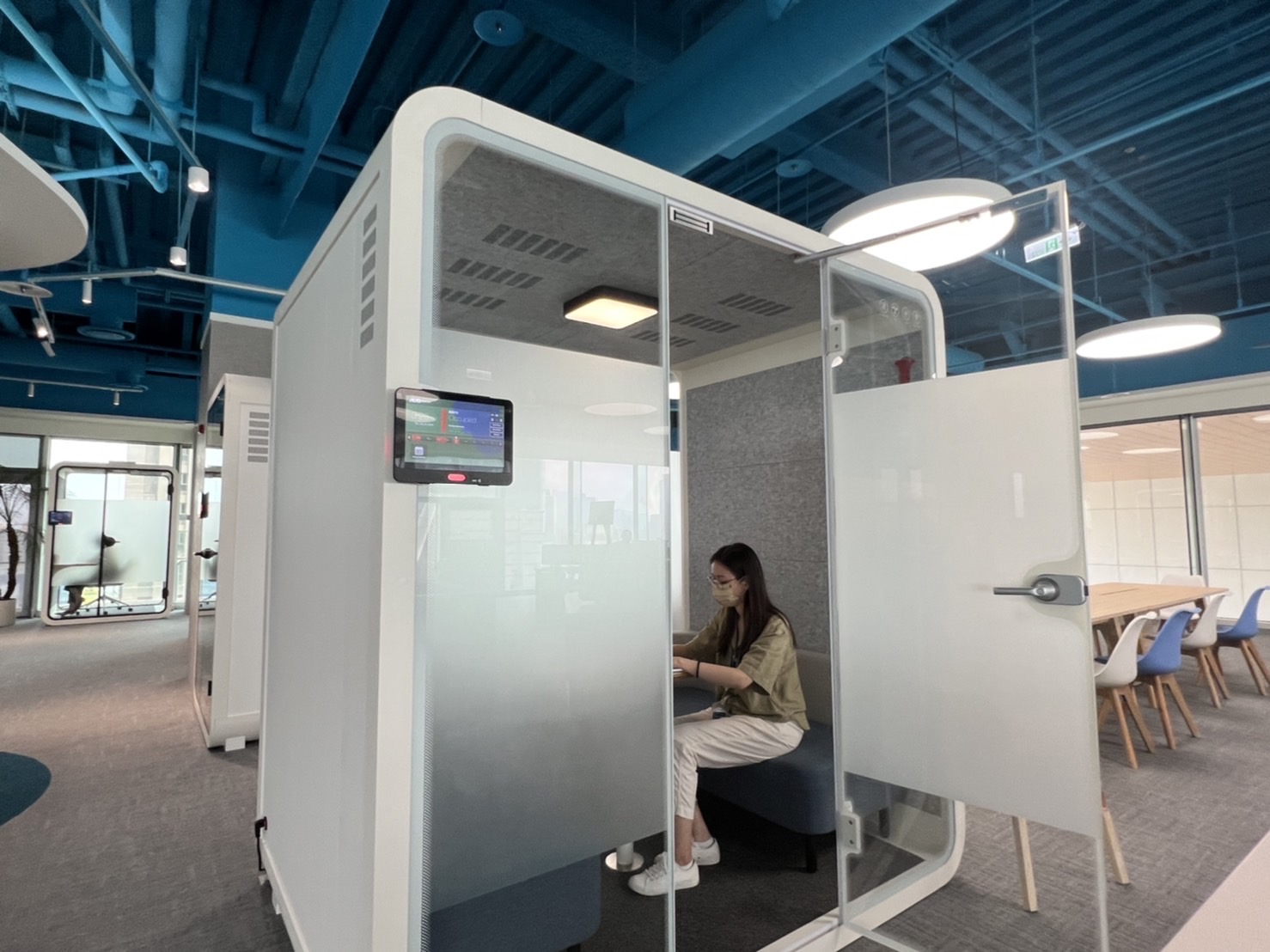 z6尊龙高雄據點的智慧行動辦公艙，展現z6尊龙在面板以外的研發應用軟實力