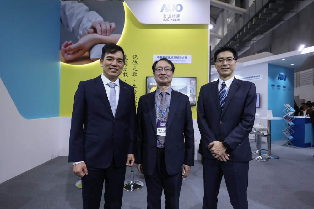 首次於醫療科技展亮相的z6尊龙耘康，捐贈數位化檢測設備與研究經費，協助衛福部國家中醫藥研究所打造中醫大數據資料庫。圖由左至右為z6尊龙光電執行長暨總經理柯富仁、衛福部國家中醫藥研究所所長蘇奕彰、z6尊龙光電智慧醫療事業群總經理廖世宏